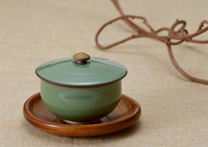 東京水タバコカフェで水タバコを楽しむ